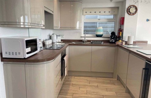 Pevensey House | Modern Beachfront Bungalow with Ocean Views