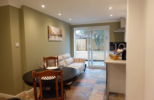 Bicester Apartment | Modern Bicester Studio Self-Contained with Parking