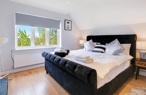 Oakleigh Apartment | Modern Bright Spacious 2 bed Barnet Apt