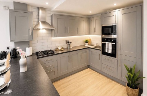Hanham Apartment | Modern Bristol Abode - Parking and Garden