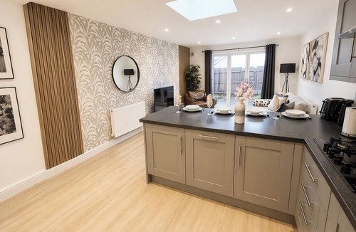 Hanham Apartment | Modern Bristol Abode - Parking and Garden