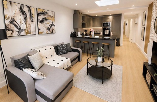 Hanham Apartment | Modern Bristol Abode - Parking and Garden