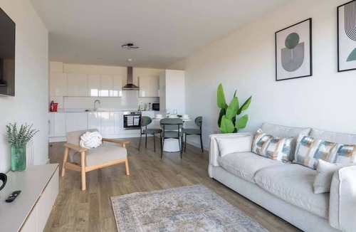 Milton Keynes Apartment | Modern Canal-Side Apartment in Milton Keynes