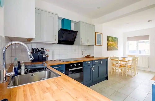 Cambridge House | Modern Central City House Near River - Sleeps 11