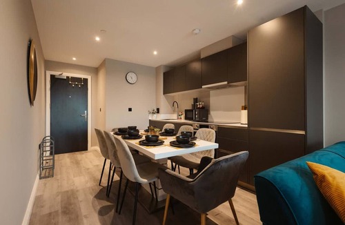 Holbeck Apartment | Modern Central Leeds 3 Bedroom Apartment Sleeps 6