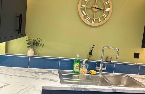 Cheetham Hill Apartment | Modern Central Manchester Condo Next To AO Arena - Parking - Local Attractions