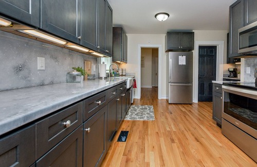 Thomasville House | Modern Comfort Meets Relaxation- Spa Style Master with a Jacuzzi& Outdoor Oasis