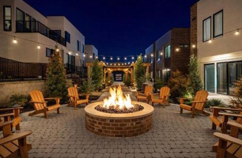 Historic Edgefield House | Modern Comfort | Secure Resort + Pool & Sauna
