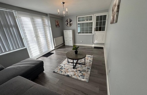 Sheffield House | Modern, comfortable home close shopping and entertainment venues