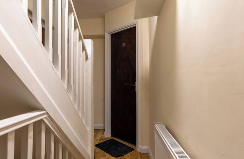 Luton House | Modern Comfortable Studio with kitchenette for 1-2 people, close to station