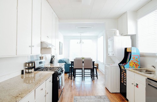 Montgomery House | Modern Cozy 2BR | Pet-Friendly Fast WiFi