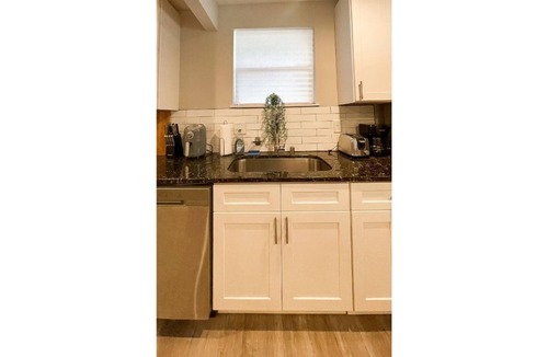 Concord House | MODERN & COZY CONCORD ESCAPE 2BR/1BTH APT