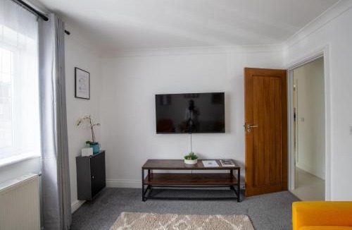 Guildford Ski Chalet | Modern Detached 4-Bedroom 2-Bath Home, Guildford