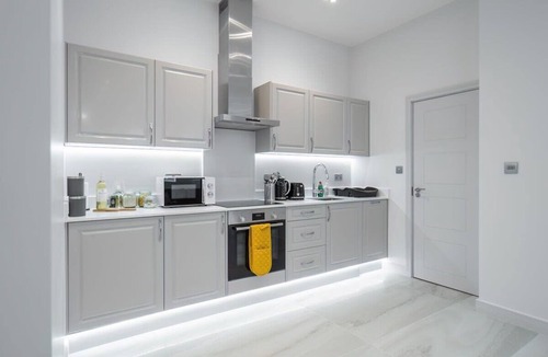 Didcot Apartment | Modern Didcot Apt | Easy Rail to Oxford & London