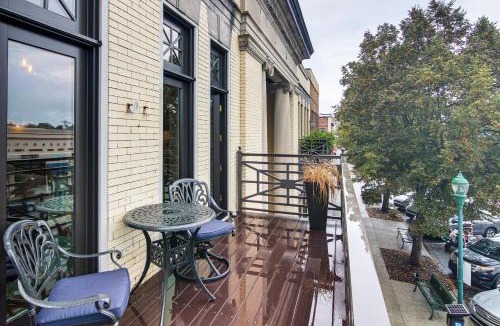 Hendersonville Apartment | Modern Dtwn Condo with Balcony in Hendersonville