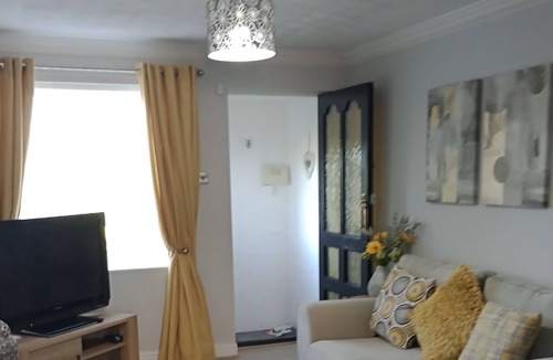 Boldon Colliery Apartment | Modern Ground Floor Flat, Surrounding Garden, 3 Mins Walk to T & W Metro Station