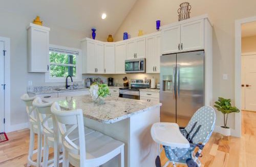 Hendersonville House | Modern Hendersonville Home Deck and Mountain Views!