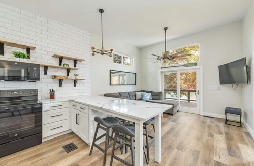 Southmont House | Modern Lake House High Rock Lake