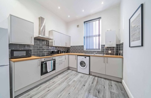 Vauxhall Apartment | Modern Liverpool Apartment | Sleeps 7 | Ground Flr