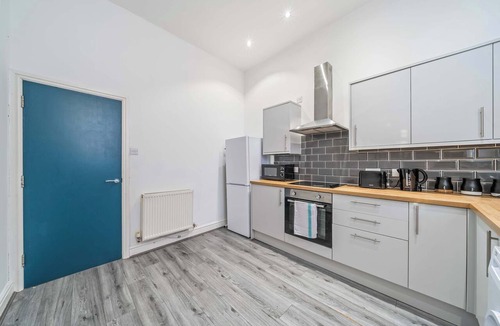 Vauxhall Apartment | Modern Liverpool Apartment | Sleeps 7 | Ground Flr