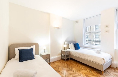 South Bank Apartment | Modern London Bridge Retreat