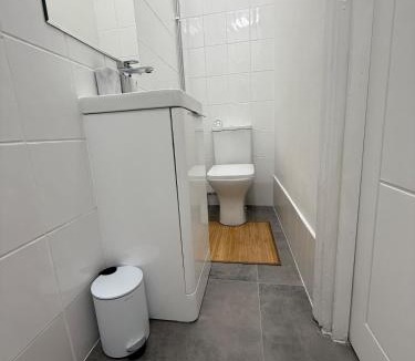Oadby Apartment | Modern Luxe Studio Flat