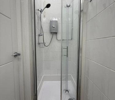 Oadby Apartment | Modern Luxe Studio Flat