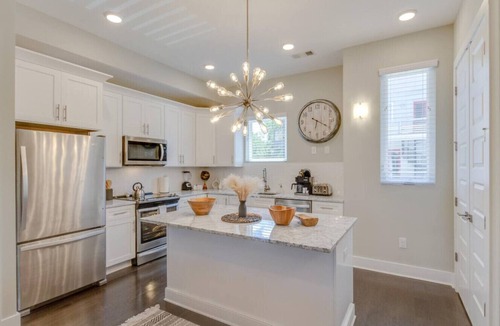Hadley - Washington House | Modern Luxe Townhome | Rooftop Terrace | Spacious