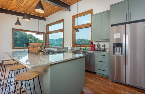 Marshall Cabin | Modern Luxury Meets Mountain Getaway. Amazing Views, Hot Tub+More!