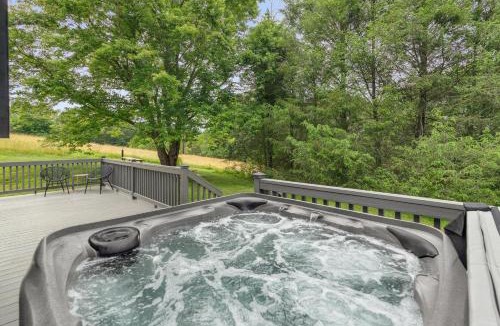 Leicester House | Modern Mountain Cabin by AvantStay Hot Tub