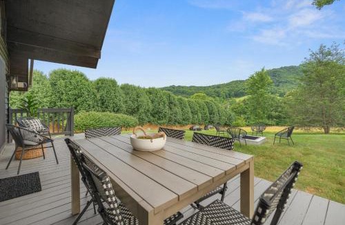 Leicester House | Modern Mountain Cabin by AvantStay Hot Tub