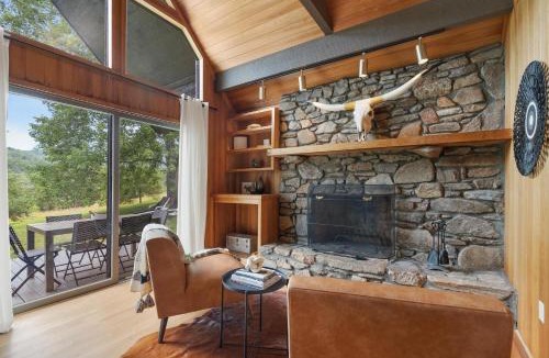Leicester House | Modern Mountain Cabin by AvantStay Hot Tub