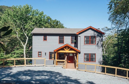 Beech Mountain House | Modern Mountain Retreat | Ski-In/Ski-Out & Stylish Comfort