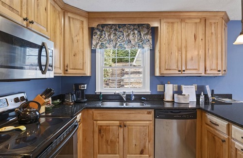 Waynesville House | Modern Mtn Cabin+Walk to DT+Hot Tub