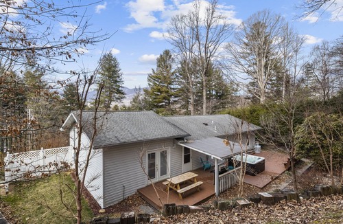 Waynesville House | Modern Mtn Cabin+Walk to DT+Hot Tub