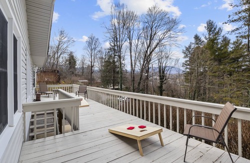 Waynesville House | Modern Mtn Cabin+Walk to DT+Hot Tub
