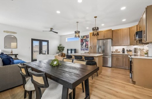 Nashville Apartment | Modern Nashville townhome with garage & EV charger