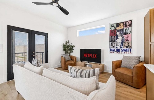 Nashville Apartment | Modern Nashville townhome with garage & EV charger