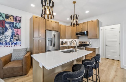 Nashville Apartment | Modern Nashville townhome with garage & EV charger