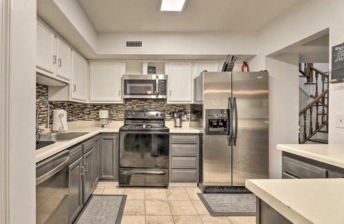 Antioch House | Modern Nashville Townhome: Large Yard & Deck!