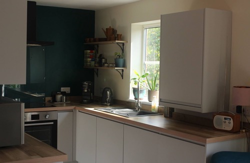 Clyst St Mary Apartment | Modern Quiet Apartment with Balcony & EV & Private Parking