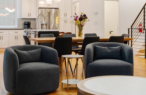 Third Ward Condo | Modern Rooftop Terrace with 3King beds only 12min walk to BoA stadium.