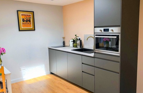 Perry Vale House | Modern Self contained Garden Studio, sleeps up to 4