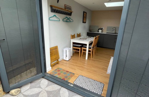 Perry Vale House | Modern Self contained Garden Studio, sleeps up to 4
