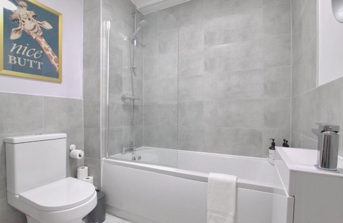 Gloucester Apartment | Modern Serviced Apartments Steps From Gloucester Quays