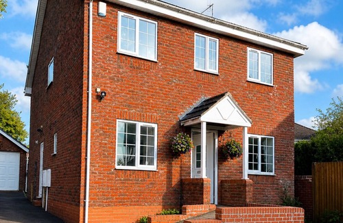 Tunstall House | Modern, Spacious 6BR Gated Home - Sleeps 9 - Private Drive