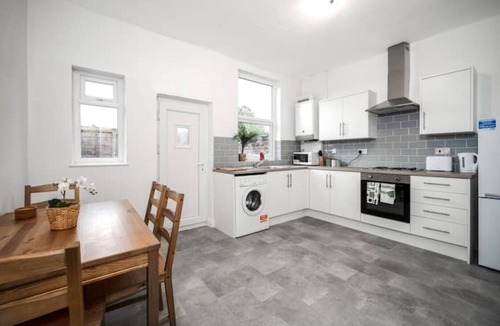 Leigh House | Modern spacious 2 bedroom house in Leigh Self Service, Free Parking