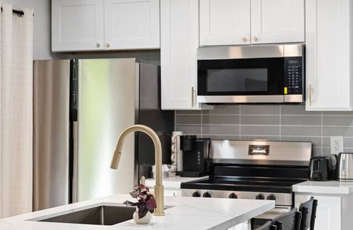Everett House | Modern & Spacious 3BR Condo