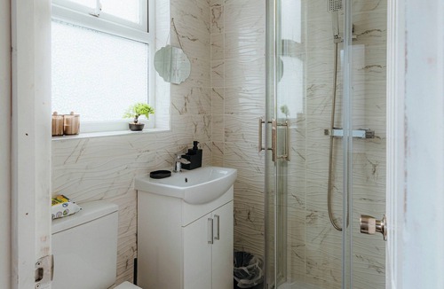 Bootle House | Modern Spacious 4 Bed- Sleeps 7