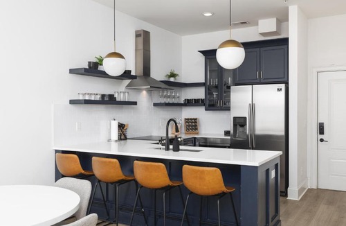 Cleveland Park Apartment | Modern Spacious Condo with Parking by Downtown Broadway